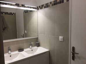 Dusche, Haartrockner, Handtücher, Seife