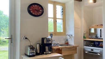 Frigorifero, microonde, forno, piano cottura