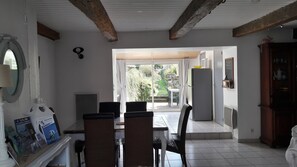 Dining - Gite classified *** in a village with an enclosed garden near Loire-Nature-Océan (Frossay)