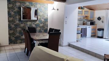 Televisio, takka, DVD-soitin, kirjoja