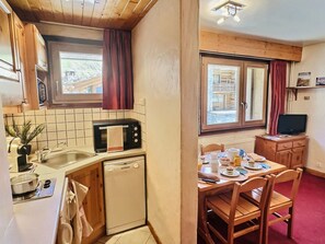 Fridge, oven, dishwasher, coffee/tea maker - Studio for 3 in Val d'Isère, near center and slopes, pets allowed (Val-d'Isère)