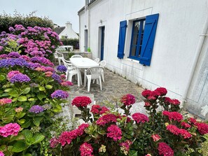 Outdoor dining - Terraced house near beach and center, peace and comfort (Le Palais)