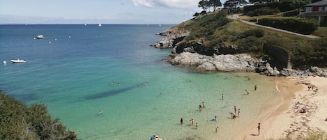 Una spiaggia nelle vicinanze