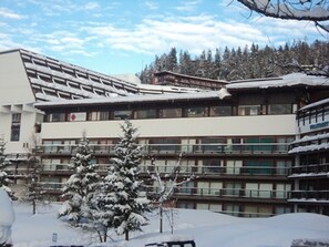Ein mehrstöckiges Hotel mit moderner Architektur, das sich durch eine flache Dachkonstruktion und große Fenster auszeichnet.