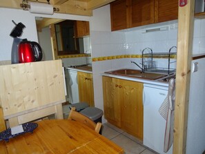 Fridge, microwave, coffee/tea maker, toaster