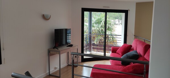 TV, livros, aparelho de som