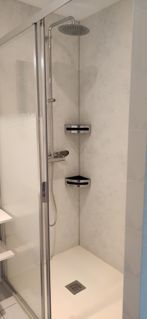 Douche, sèche-cheveux