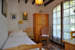 5 dormitorios y tabla de planchar con plancha