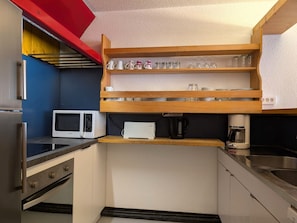 Coffee/tea maker, fridge, microwave, oven