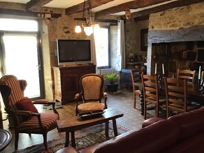 Televisio, takka, kirjoja, stereot