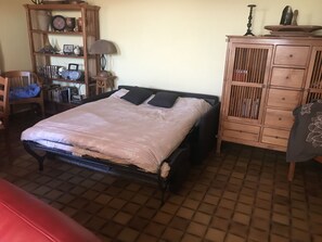 2 bedrooms, iron/ironing board, free WiFi