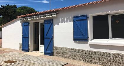 Cozy 1BR Beach House with Sunny Courtyard, BBQ, and Parking - La Guérinière