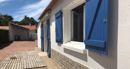 Cozy 1BR Beach House with Sunny Courtyard, BBQ, and Parking - La Guérinière