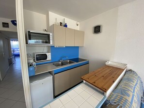 Réfrigérateur, four à micro-ondes, un four, surface de cuisson