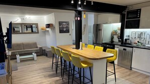 Una cucina moderna con forno, microonde e lavastoviglie.