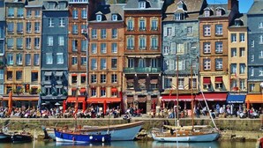 Margem com edifícios históricos e barcos atracados.