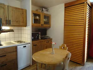Fridge, microwave, dishwasher, coffee/tea maker