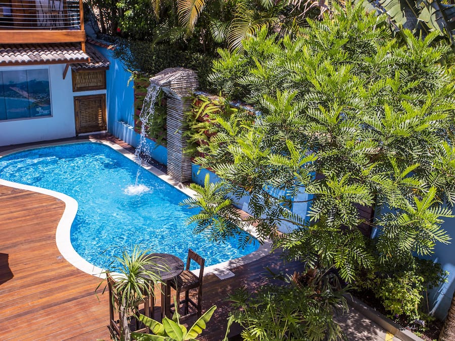 Una piscina al aire libre, tumbonas