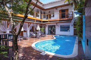Una piscina al aire libre, tumbonas