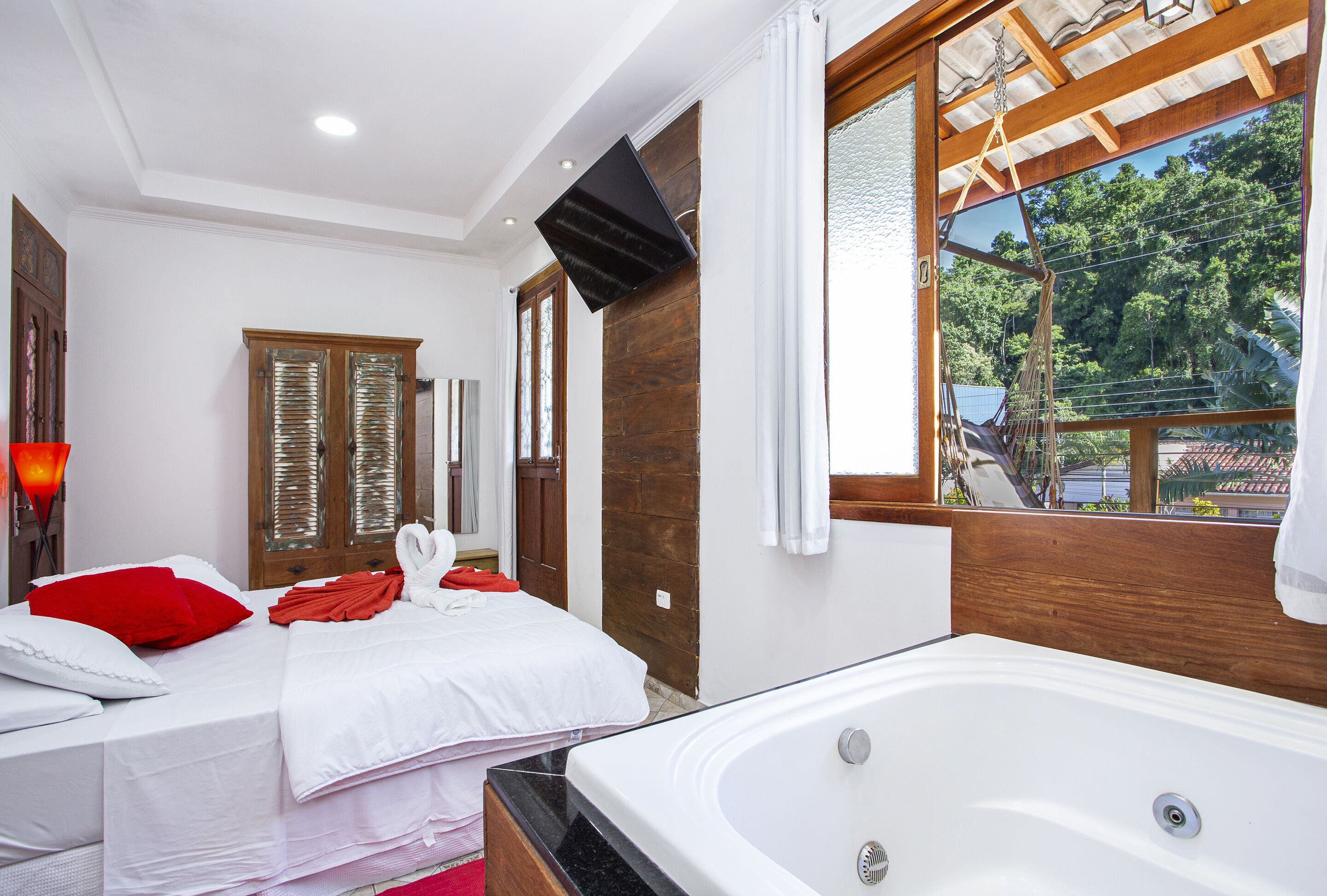 Minibar, tabla de planchar con plancha y ropa de cama 