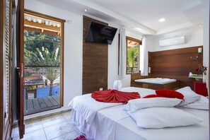 Minibar, iron/ironing board, bed sheets - Pousada Vila Barequeçaba (São Sebastião)