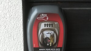 A car door lock with a red and white Key & Lock logo, a keyhole, and a warning label that says "Keeps your keys safe." - Nice T1 Bis ideally located, parking, wifi and garden (Thonon-les-Bains)