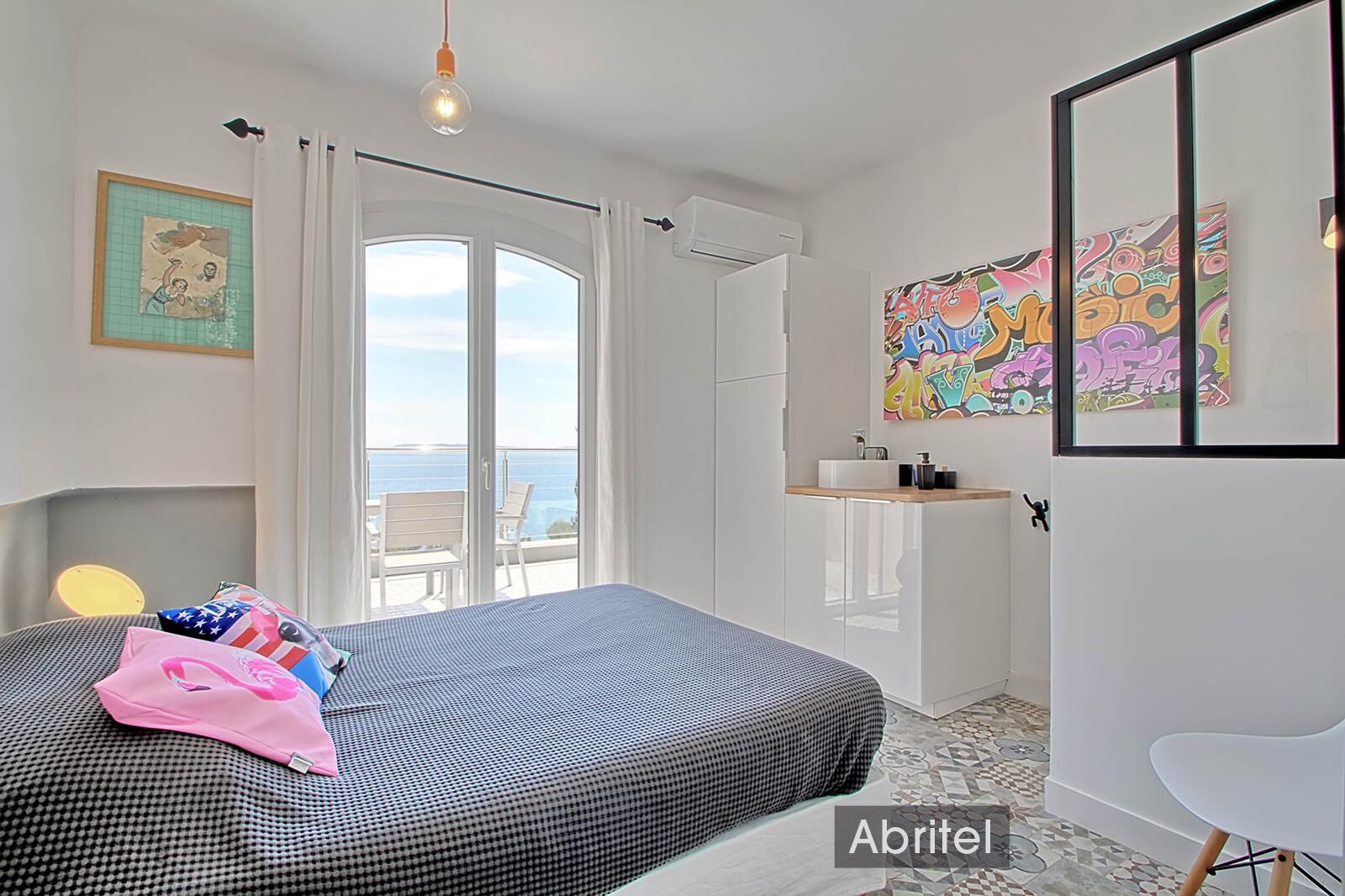 6 chambres, coffres-forts dans les chambres, fer et planche à repasser