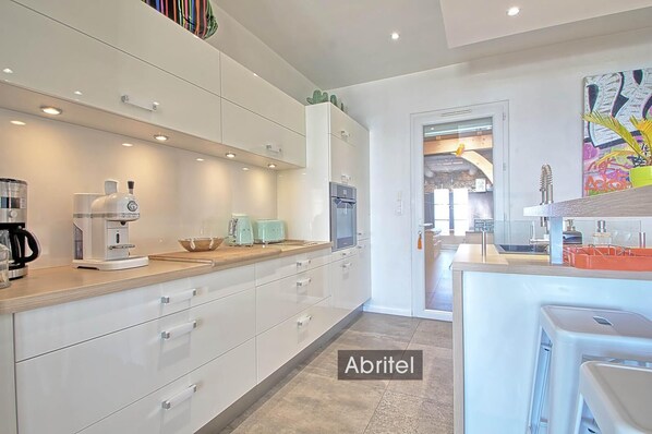 Réfrigérateur, micro-ondes, four, plaque de cuisson