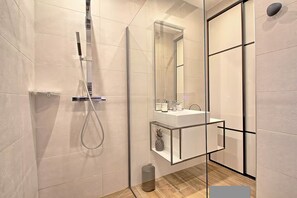 Bathtub, jetted tub, hair dryer, towels