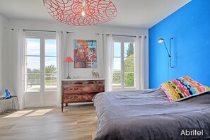 6 عدّة غرف نوم وخزنة داخل الغرفة ومكواة/لوح كي وسرير سفر