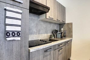 Réfrigérateur, micro-ondes, plaque de cuisson, lave-vaisselle