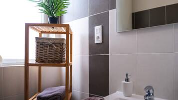 Een douche, een haardroger, handdoeken, zeep