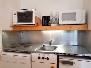Frigorífico, microondas, horno y lavavajillas