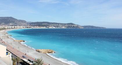 3 piĂšces 84mÂČ Promenade des anglais dernier Ă©tage vue mer solarium de 40mÂČ