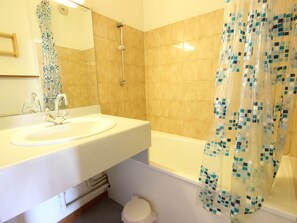 A bathroom with a white sink, a mirror, a shower, and a toilet. - Cozy apartment for 6 in Vallandry, near slopes and shops (Peisey-Vallandry)