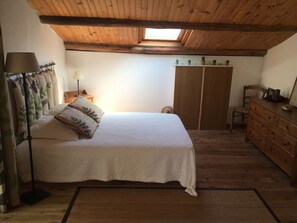 1 chambre, fer et planche à repasser