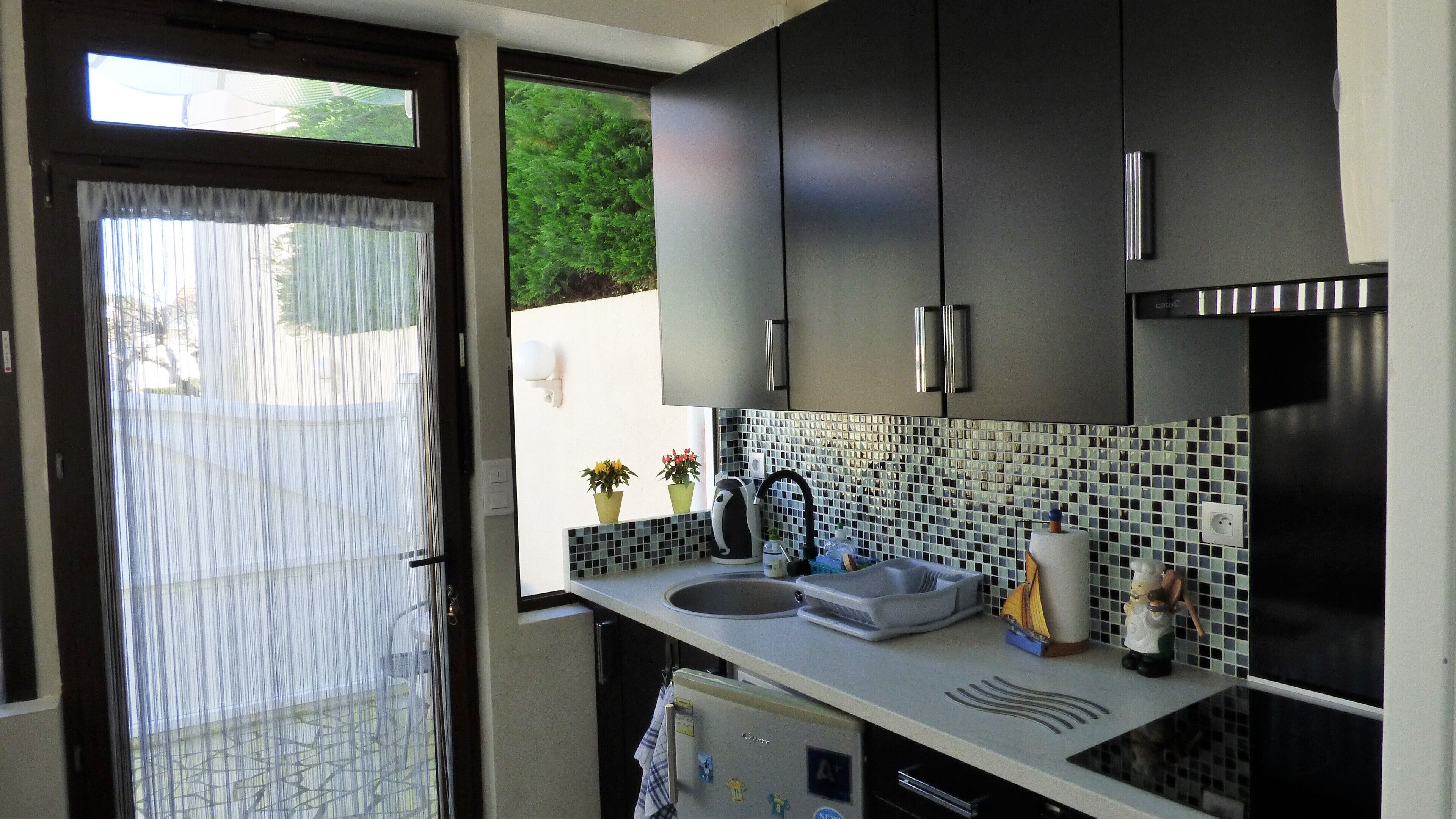 Een koelkast, een magnetron, een oven, een kookplaat