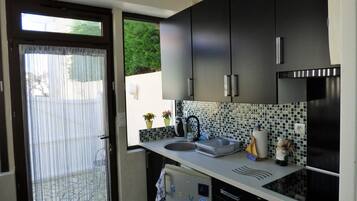 Een koelkast, een magnetron, een oven, een kookplaat