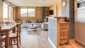 Una cocina moderna con armarios de madera, horno empotrado y una pared decorativa de piedra.