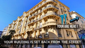 A multi-story building with balconies, a sign indicating 'PROPRIETÉ PRIVÉE', and a 'TOP SPEED' advertisement. - N&J - LAVINIA - Central - Close sea (Niza)