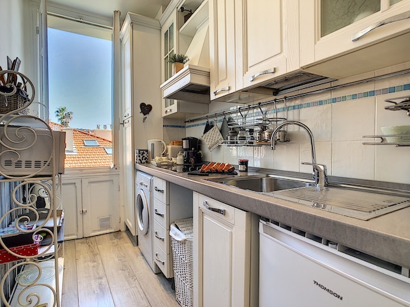 Refrigerador, microondas, cafetera y tetera y tetera eléctrica