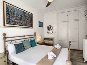 1 dormitorio y tabla de planchar con plancha