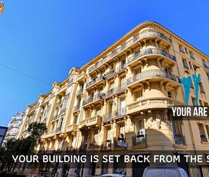 A multi-story building with balconies, a sign indicating 'PROPRIETÉ PRIVÉE', and a 'TOP SPEED' advertisement. - N&J - LAVINIA - Central - Close sea (Niza)