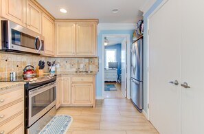 Fridge, microwave, stovetop, dishwasher