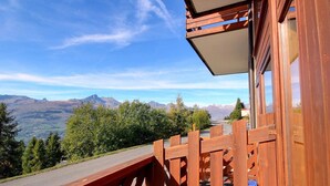 A wooden balcony with a view of mountains and a clear sky. - Duplex apartment 3 rooms, 6 pers., in Vallandry, pets allowed (Peisey-Vallandry)