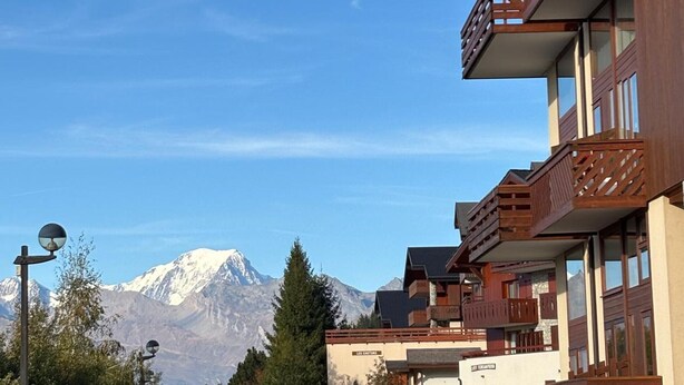 A mountain resort with wooden balconies and a snow-capped peak in the background. - Duplex apartment 3 rooms, 6 pers., in Vallandry, pets allowed (Peisey-Vallandry)