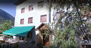 Der serveres frokost og aftensmad