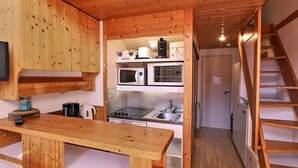 Kaffetrakter/tekoker, kjøleskap, mikrobølgeovn og ovn