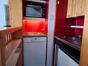 Fridge, microwave, dishwasher, coffee/tea maker - Ski-in/ski-out studio for 4 at Arc 2000 (Les Arcs 2000)
