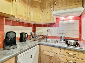 Fridge, microwave, oven, stovetop - Tignes: Cozy apartment 4 pers, ski-in/ski-out, pets allowed (Tignes)